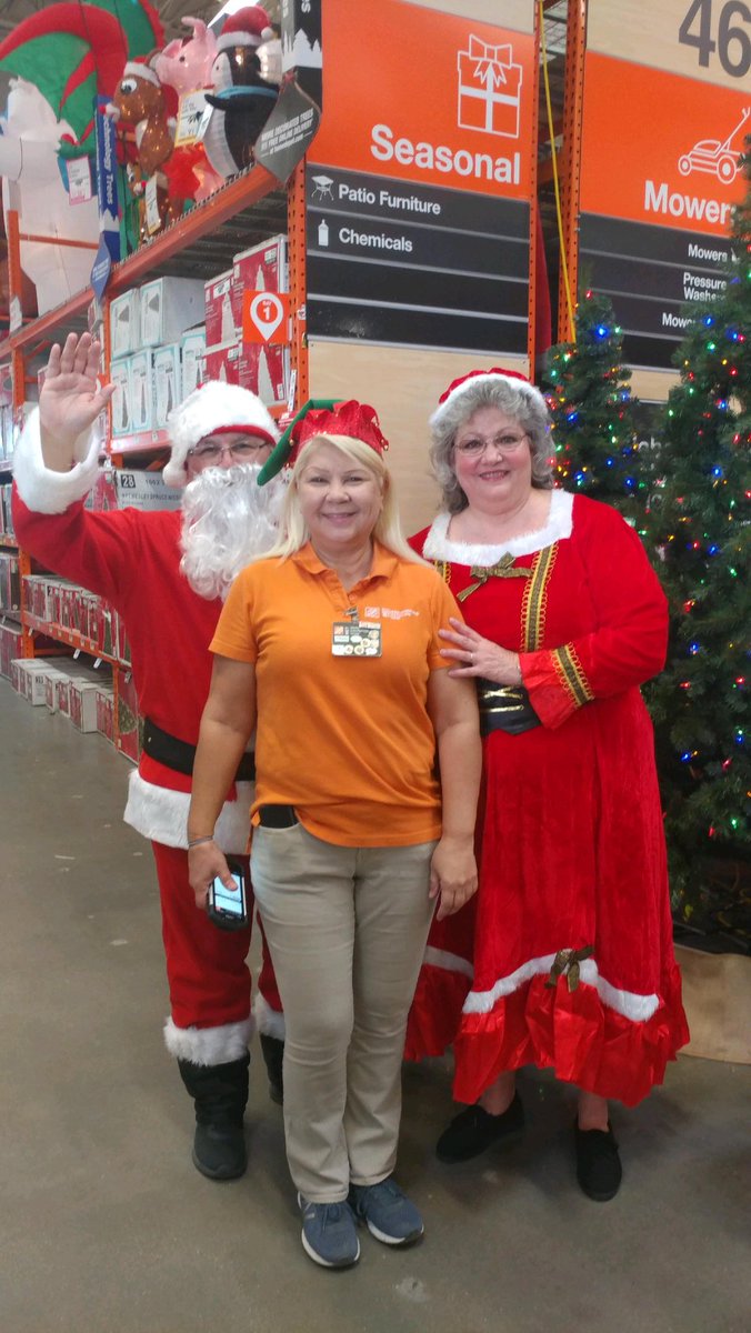 ReneChristian67's tweet photo. MET very own Mrs. Claus. Thank you Molly for your awesome participation in the Kids Workshop @Kevin_c_lam1111 @chance_lowry https://t.co/LSyThEguOX