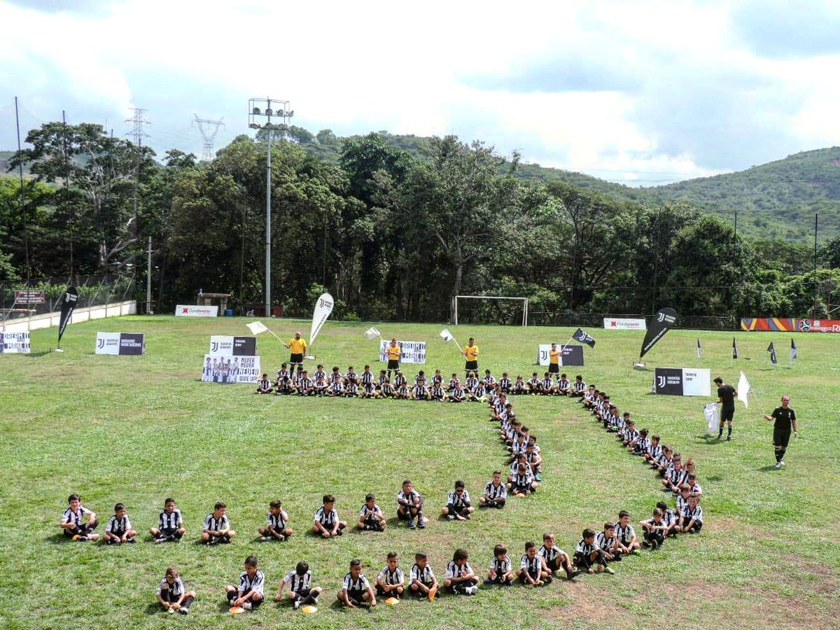 jacademycol's tweet photo. ¡Nuestro #JuventusTrainingCamp fue todo un éxito!
Nos traemos las maletas llenas de amor por #Cúcuta.
¡Ha sido una experiencia extraordinaria y agradecemos a está linda ciudad por abrirnos sus puertas y a su gente por recibirnos con los brazos abiertos.
¡Esperamos volver pronto! https://t.co/AVeRiV1ARn