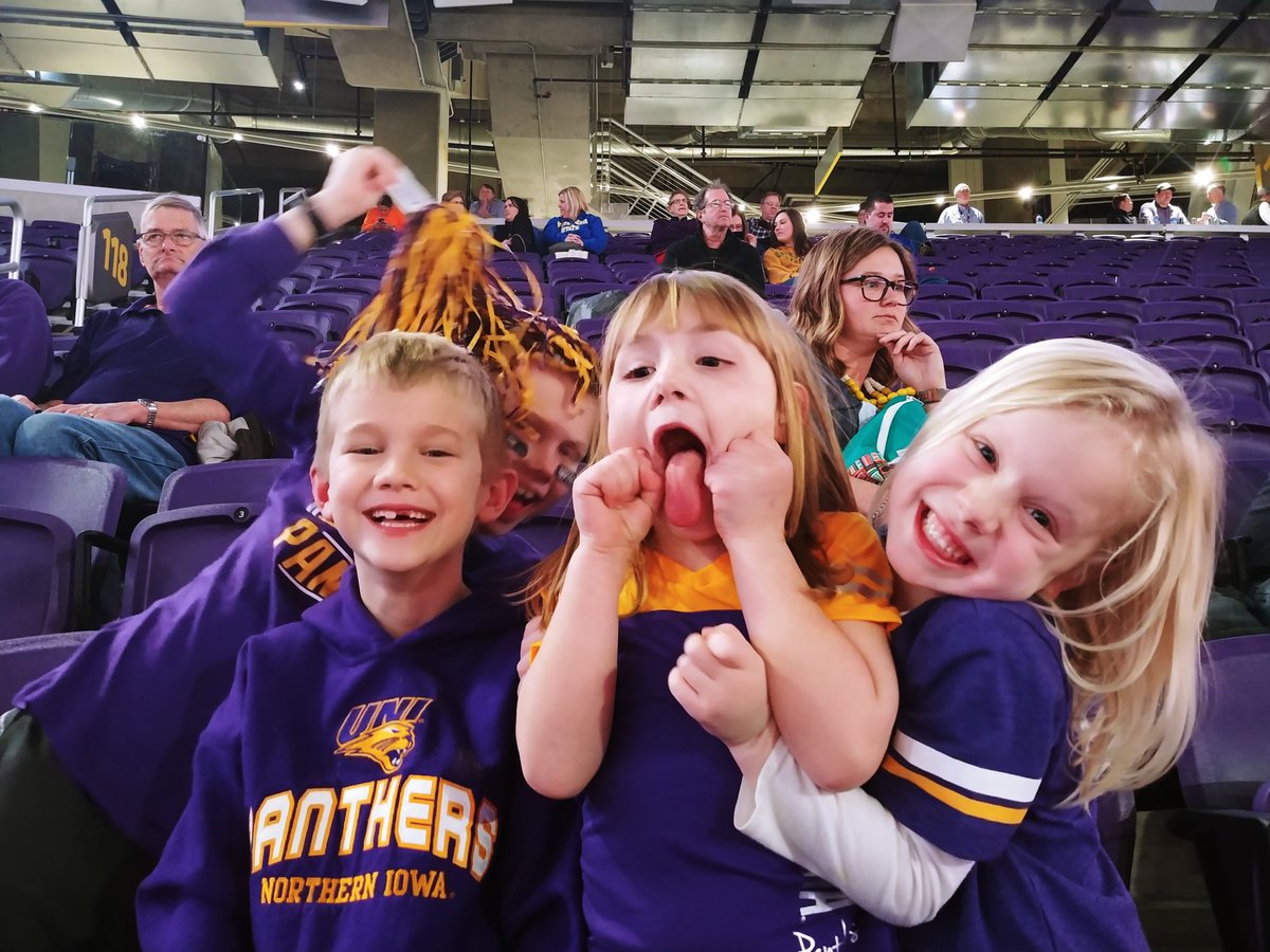 rbrandt26's tweet photo. #usbsclassic more @UNImbb fans! https://t.co/Q8iJvn3lXZ