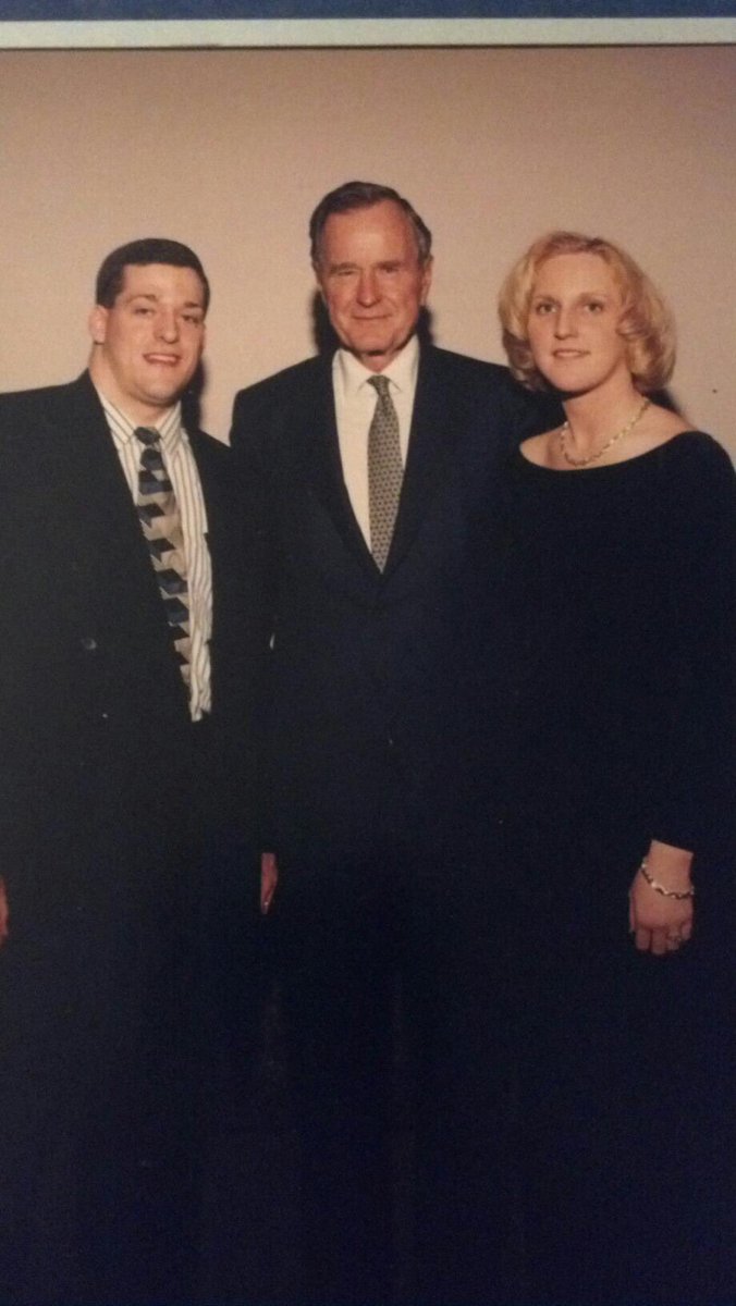 dawnlfred's tweet photo. Had the great privilege of meeting #41 20 years ago. #RIPGeorgeHWBush https://t.co/iLt6nzMQbF