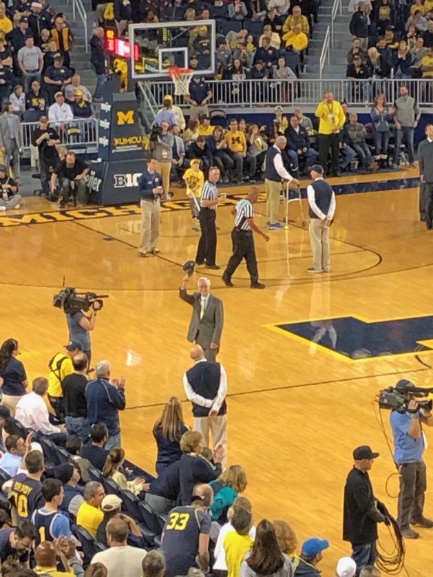 ajb3's tweet image. I wish every veteran could get a standing ovation at a sold out arena—we’re sure glad Pa got one! Thanks @umichbball! #goblue #gopa