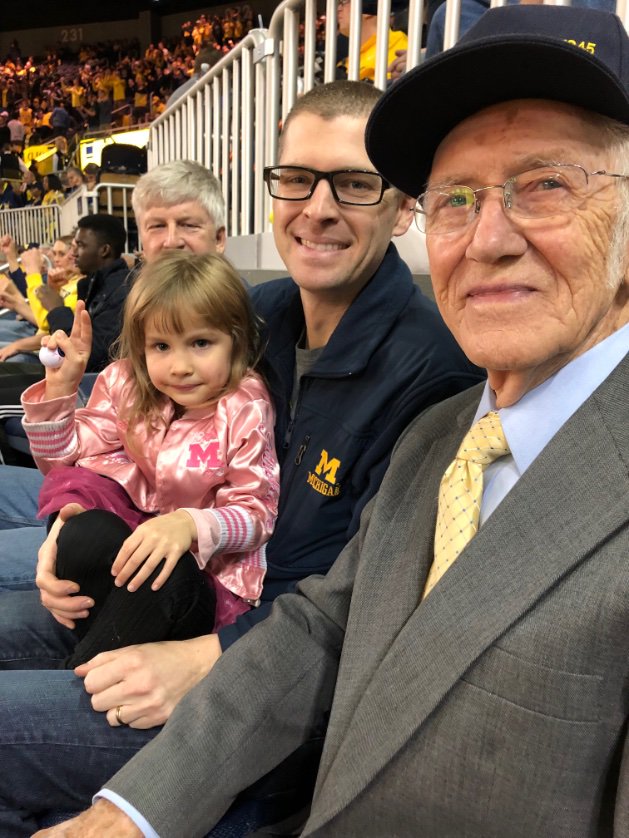 ajb3's tweet image. I wish every veteran could get a standing ovation at a sold out arena—we’re sure glad Pa got one! Thanks @umichbball! #goblue #gopa