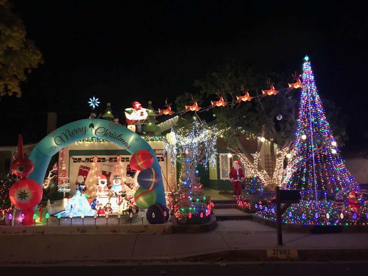 IamSantaMovie's tweet photo. Now THIS is some #Christmas spirit! How did you decorate this year? https://t.co/z9oDyMQCi4