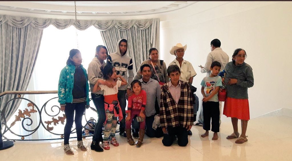 tryo1's tweet photo. Familia de guerrero conoce los Pinos  #4Transformacion https://t.co/l0RPEMSKuk