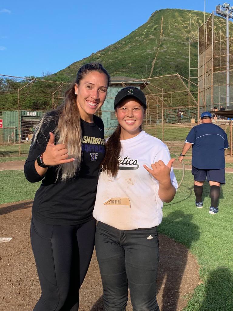 SCA14U's tweet image. Thank you Washington Huskies Coach Heather Tarr and Coach Whitney Jones for having Sianni Sakai at your camp today in Hawaii!