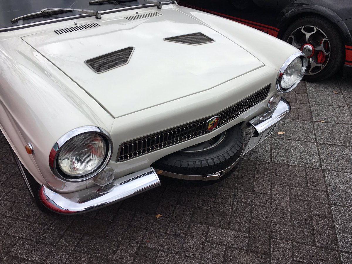 わーい、前期型のフィアット850クーペだと思って近づいたら アバルト