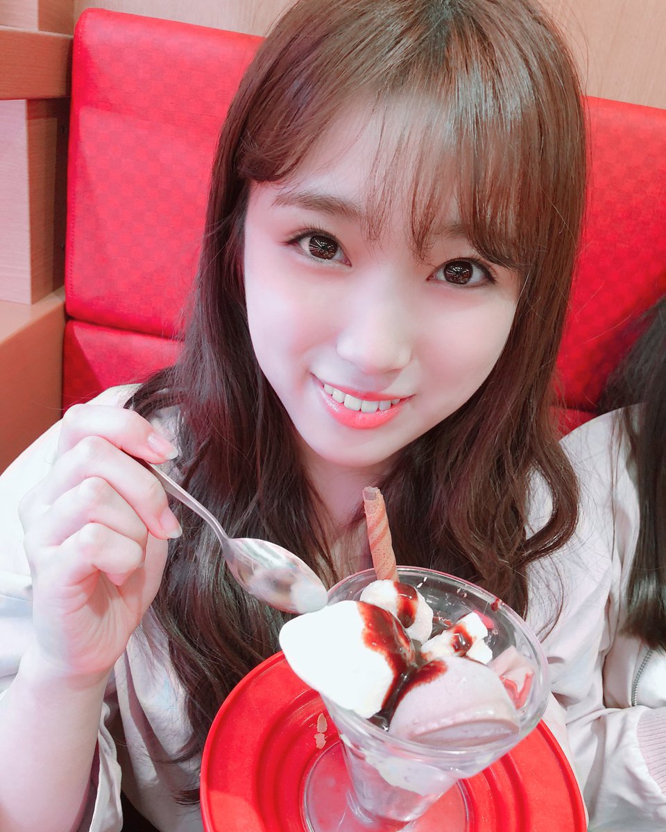 official_izone's tweet photo. この前韓国では初雪が降りました❄
雪積もったら、雪だるま作りたいなぁ…☃❤♡
写真は前に撮ったのです！
パフェ美味しそうでしょー😏笑

#나코Dream #なこ
#IZONE #아이즈원 #アイズワン https://t.co/elsIyRn1F7