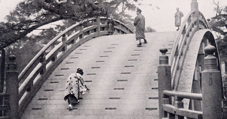 こころや 住吉っさんの太鼓橋 昭和30年代まで階段がなく 足を引っ掛ける穴が開いていました 滑るので上るより下りる方が怖く 穴から落ちた履物が水に浮いていた と古老から聞きました こころや 住吉っさんの太鼓橋 昭和30年代まで階段がなく 足を引っ掛ける穴が開いていました 滑るので上るより下りる方が怖く 穴から落ちた履物が水に浮いていた と古老から聞きました