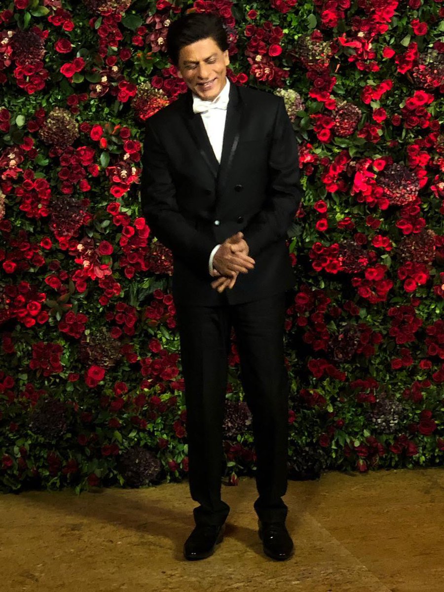 varshaa4u's tweet photo. King Khan at #DeepVeerReception
#ShahRukhKhan #SRK #Zero #ZeroTrailer #ZeroMonthBegins #ZeroPromotions #ZeroTheMovie #ZeroPoster #DeepikaWedsRanveer https://t.co/9N21X7yDvk