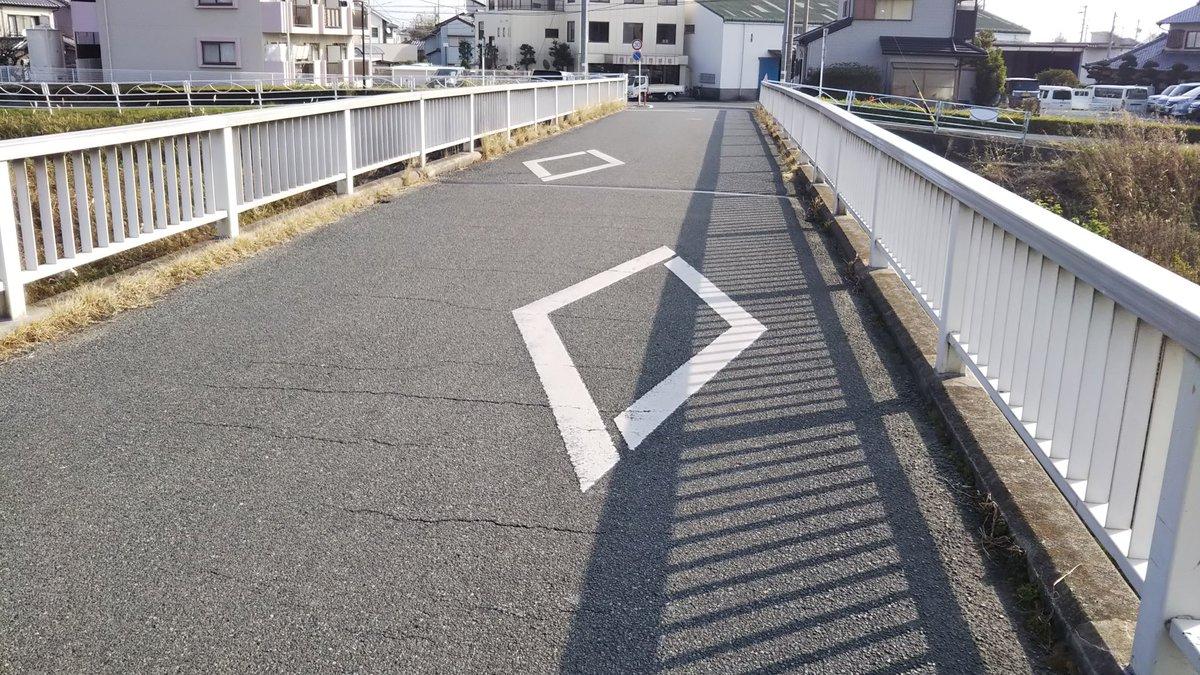 Ichikawa Tamotsu 浜松市内で発見した 横断歩道又は自転車横断帯あり の道路標示 ひし形の中に水が溜まらないよう 白線に切れ目が入っています 道路 浜松市 静岡県