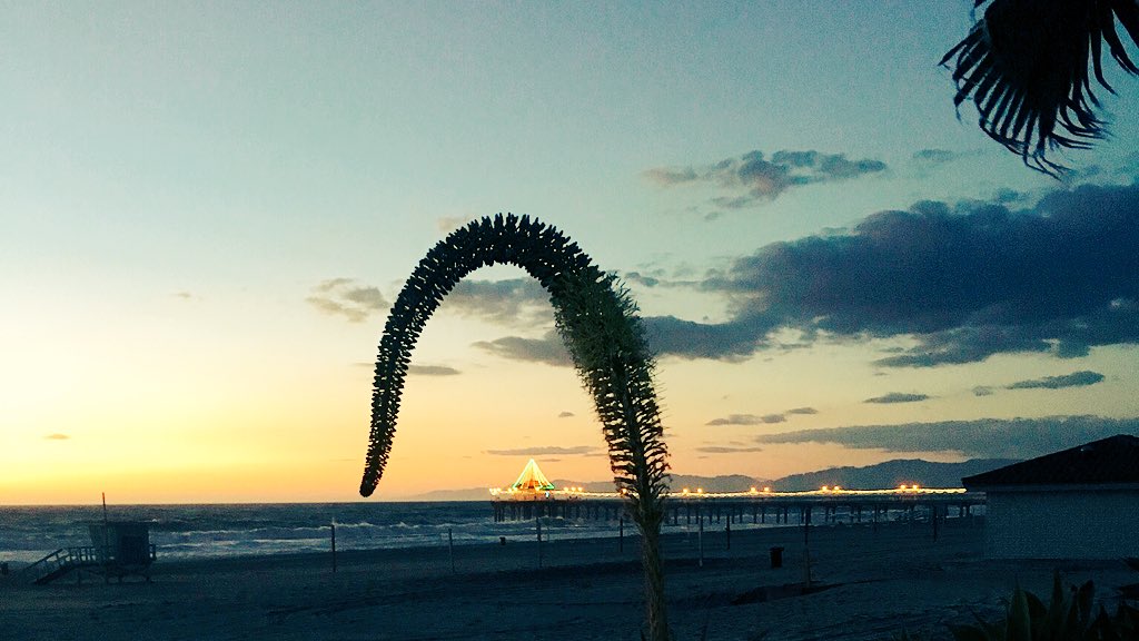 southbaysome's tweet photo. Good night from Manhattan Beach.
#ManhattanBeach #southbay #HelloDecember https://t.co/EB7xxFuH17