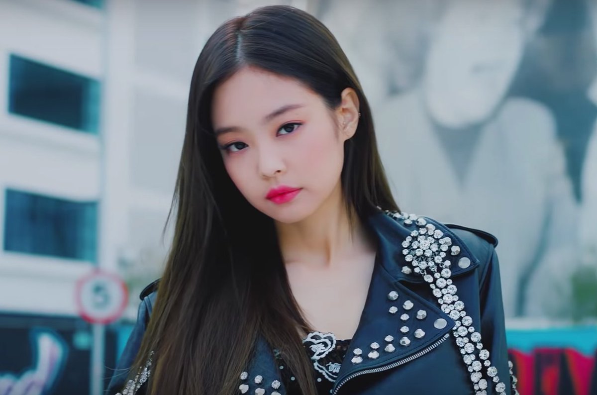 BLACKPINK's Jennie lands at No. 1 on the World Digital Song Sales chart with "Solo" blbrd.cm/VYcSRH [via <a href="/billboardcharts/">billboard charts</a>]