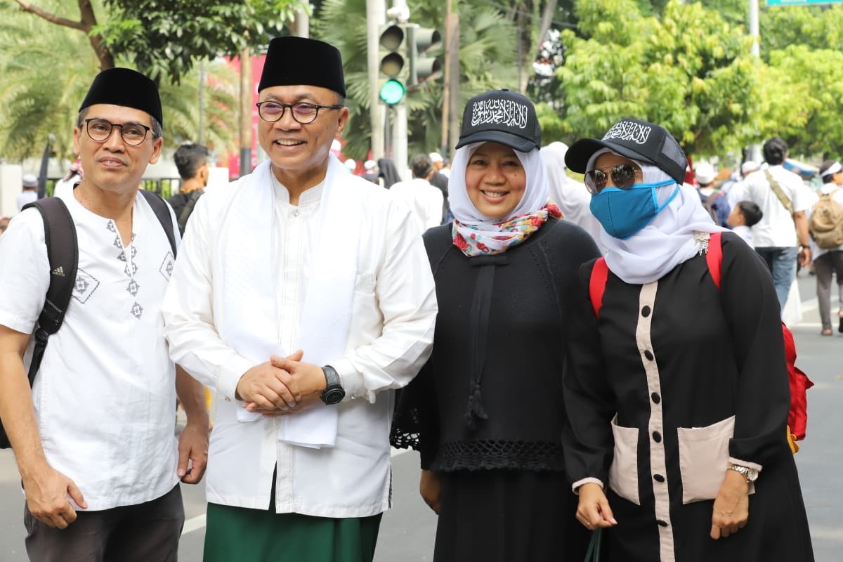 ZUL_Hasan's tweet photo. Aksi 212 bukti umat Islam sudah khatam soal toleransi. Tak ada rumput yg rusak, tak ada rumah dibakar, tak ada satu pun korban jatuh

#ReuniAkbar212diMonas bukti ummat Islam siap menyambut pemilu dengan damai dan gembira. Ummat Islam solid memilih yg terbaik untuk Indonesia https://t.co/pJBpYMjg3p