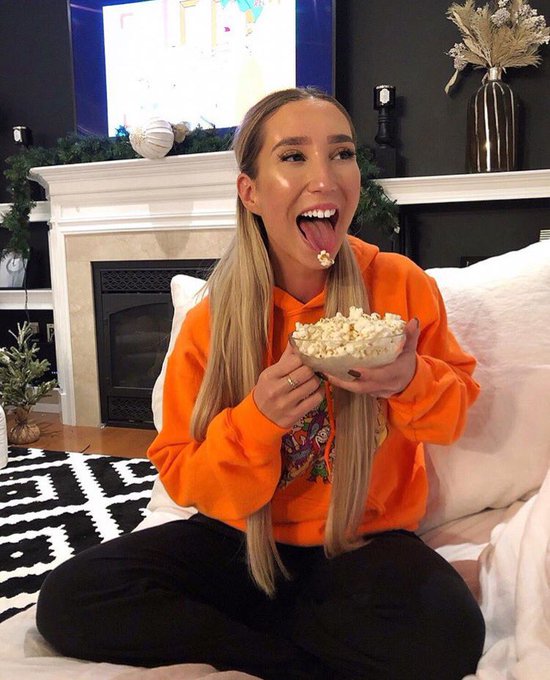 All you ladies pop yo popcorn like dis https://t.co/LLMG6ByL7D<a href="/tag/wethenorth"class="tags"><span>#wethenorth</span></a>