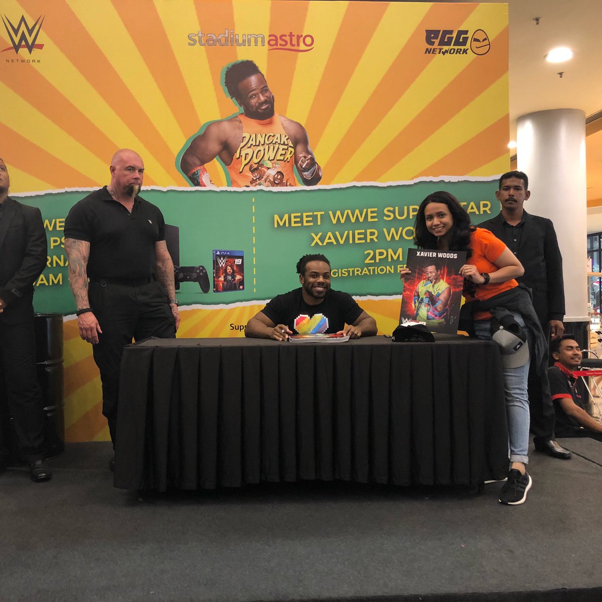 FarFonseka's tweet photo. Thank you @WWE! Thank you @WWESEAsia! Thank you @stadiumastro! Thank you @XavierWoodsPhD!
P.S. @XavierWoodsPhD liked my @BeckyLynchWWE t-shirt ๐งก
#XavierSEA https://t.co/XlNgmajhLw