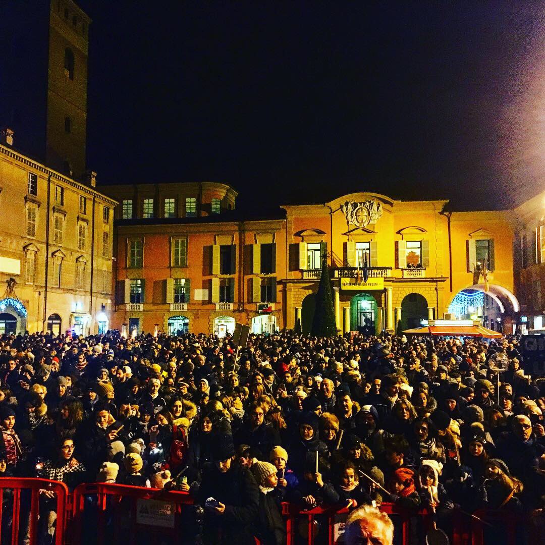 lucavecchi72's tweet photo. Una piazza piena. Un’emozione grande. #giornatamondialedisabilita #NotteDiLuce #reggioemilia https://t.co/6hfi0s4bCW