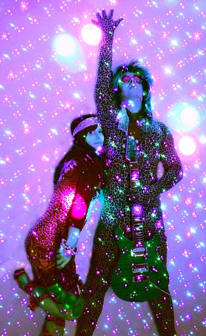 EarthyBond's tweet image. facebook.com/stuarthamptona… This is our new band Yellow Sponge, electronic pop. We made a video with the kids too. #motherartist #fatherartist #artwiththefamily #perfomanceart