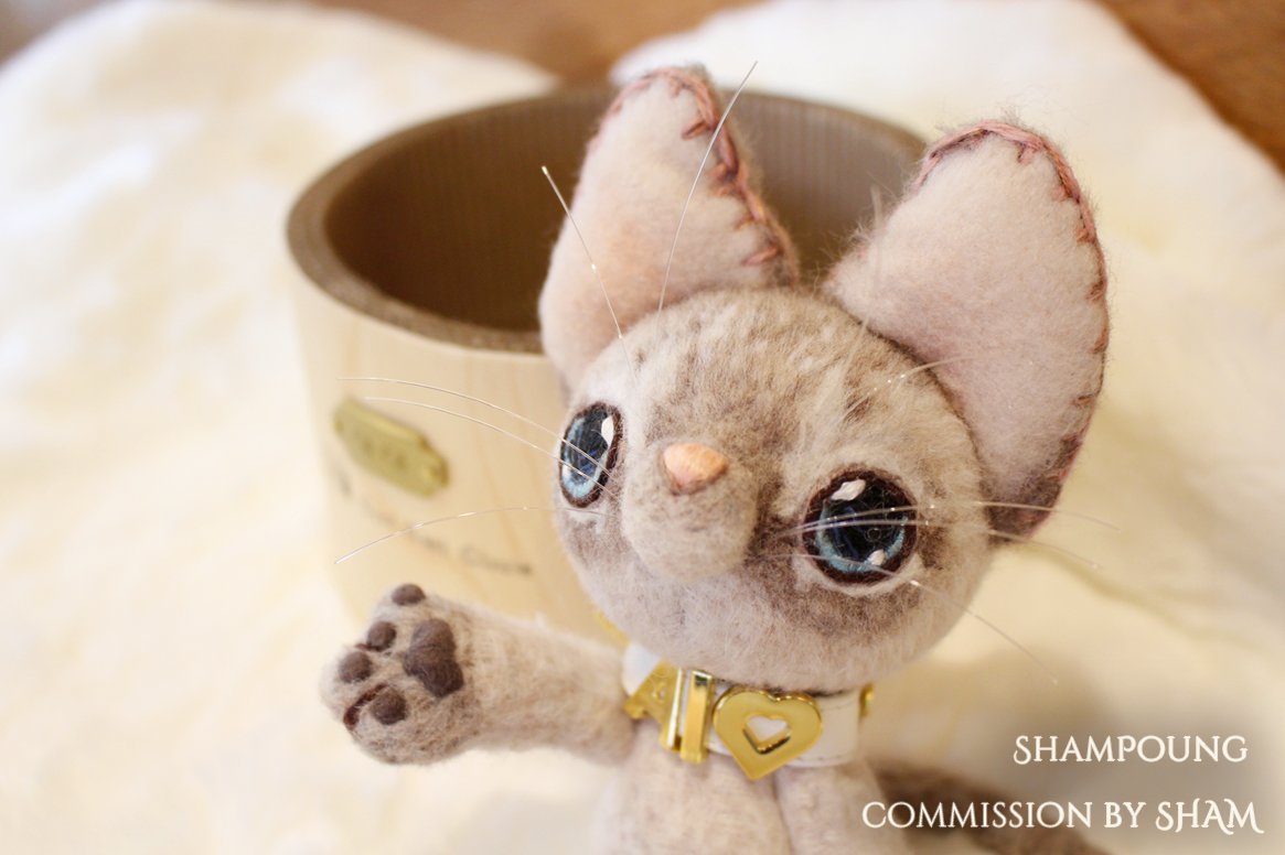 아이의 묘주님[<a href="/ilove__i/">아이</a> ]께서 신청해주신 사랑스러운 고양이 아이입니다.
샘플 캐시미어ver. 으로 얼굴의 무늬를 심어주고 똘망한 눈은 자수로 한층더 입체감을 주었습니다. 아이가 좋아했던 가리가리 소품도 함께 제작했습니다. 소중한 아이로 신청해주셔서 감사합니다.🙏💕