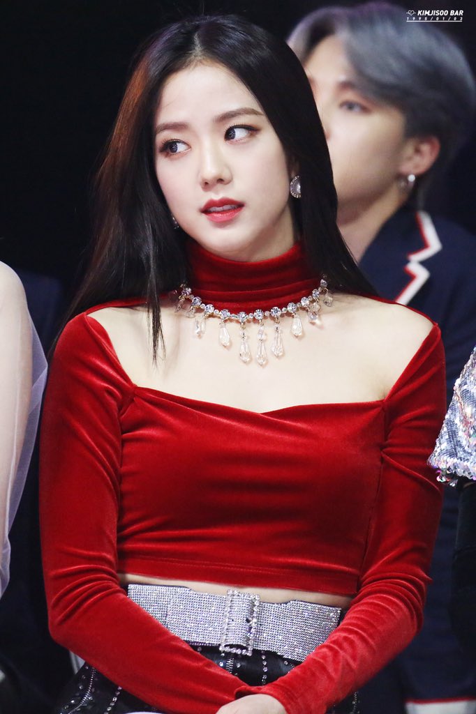 Jisoo is absolutely stunning, visual queen of 3rd gen