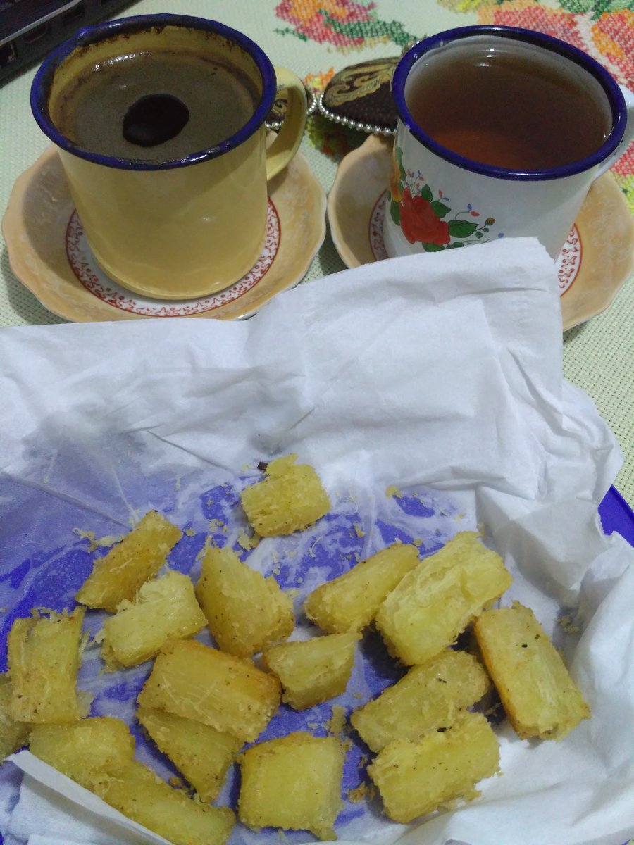Bincang sore kali ini disponsori oleh kopi, teh dan singkong goreng.