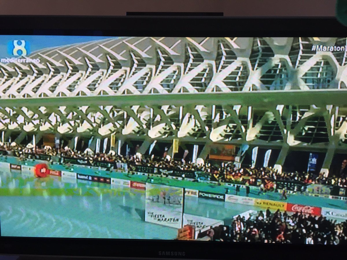 Gran organización y fantástica imagen de Valencia la que proyecta hoy un maratón de récord. Y buenas historias las que nos cuentan <a href="/RafaLupion/">Rafa Lupión</a> y <a href="/melubort/">Carmen Bort</a> en @TV_Mediterraneo. Enhorabuena!
