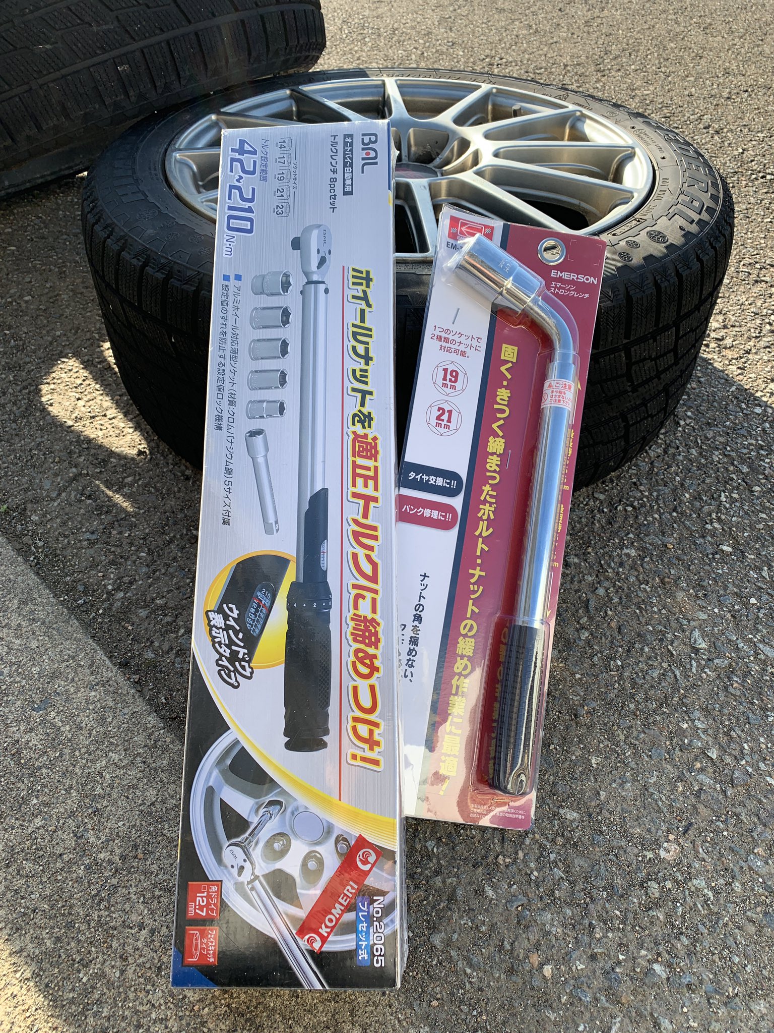 りぉ タイヤ交換日和の今日 張り切って始めてみたものの ナットが固着して全然回らない ということで ホームセンターにて2点を購入してきました 十字レンチじゃ回らなかったナットも ギュッと回ったし やっぱり道具は適材適所だわ ト