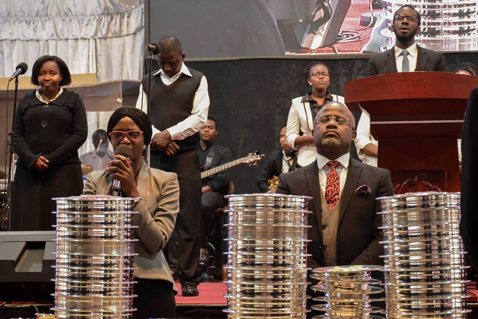 Citam_Woodley's tweet photo. Thank You for the cross Lord
Thank You for the price You paid
Worthy is the Lamb
Seated on the throne
We Crown You now with many crowns
You reign victorious
High and lifted up
Jesus Son of God
The darling of Heaven crucified
#Holy_communion_service
#Family_impartation_service https://t.co/blUvdW6Eef