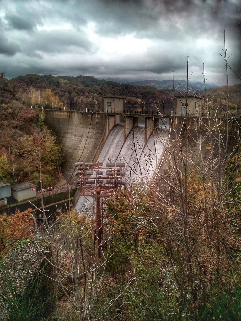 La diga Ravasanella quest'estate aveva un aspetto completamente diverso. Svuotandosi per irrigare i campi a valle, lascia spazio in autunno per raccogliere le piogge, evitando che l'eccesso di acqua di riversi a valle creando danni alluvionali. @arpapiemonte <a href="/regionepiemonte/">Regione Piemonte</a>