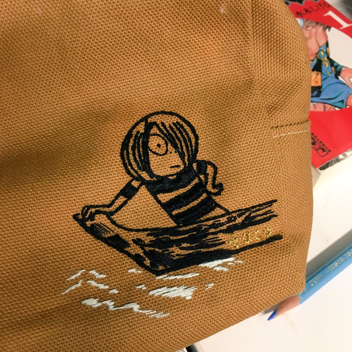 目薬とか入れてるポーチ、高校時代の友達が作ってくれたんだけど見るたび癒される……回復アイテム……