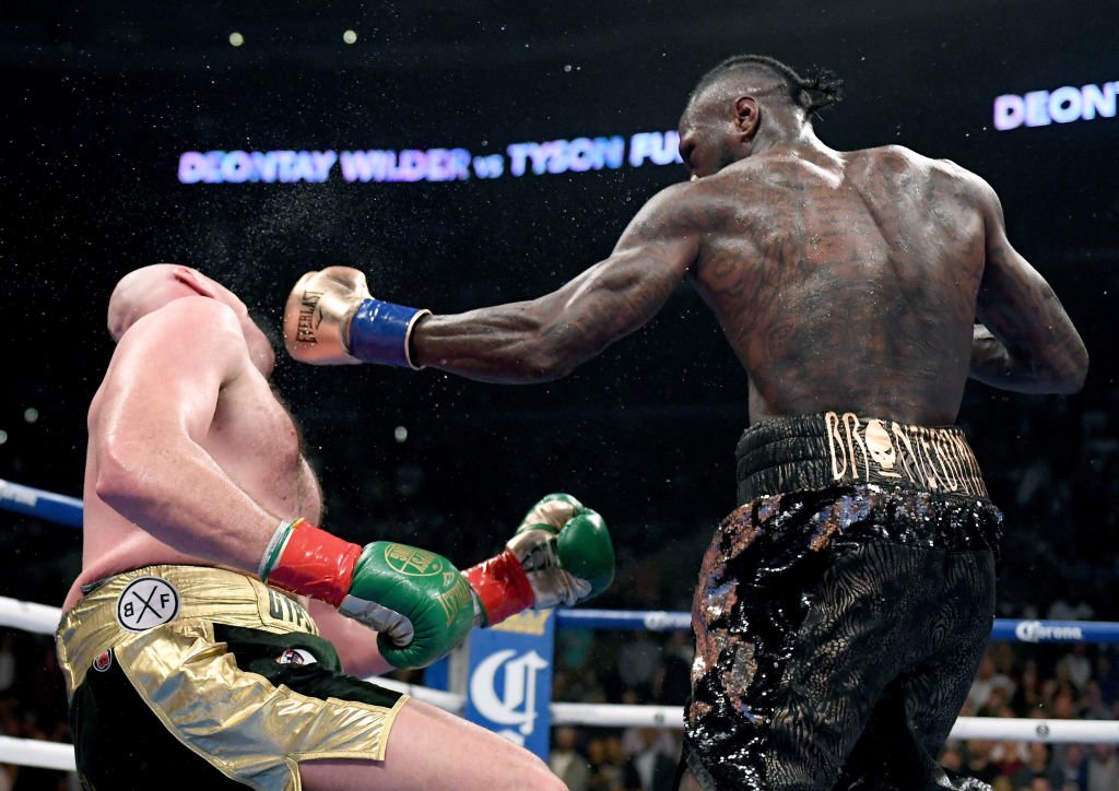 BBCSport's tweet image. Just HOW did Tyson Fury get up from this?!

#WilderFury bbc.in/2FTpvBc #bbcboxing