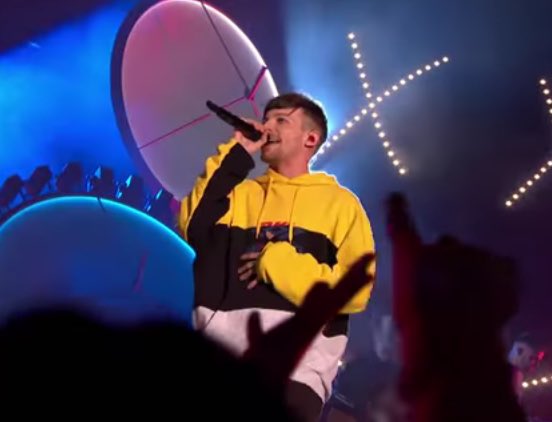 Naddel220980's tweet photo. #review2017 Louis Tomlinson performs ,,Miss You" on #TheXFactor 12/2/2017 https://t.co/BHP24itCcP