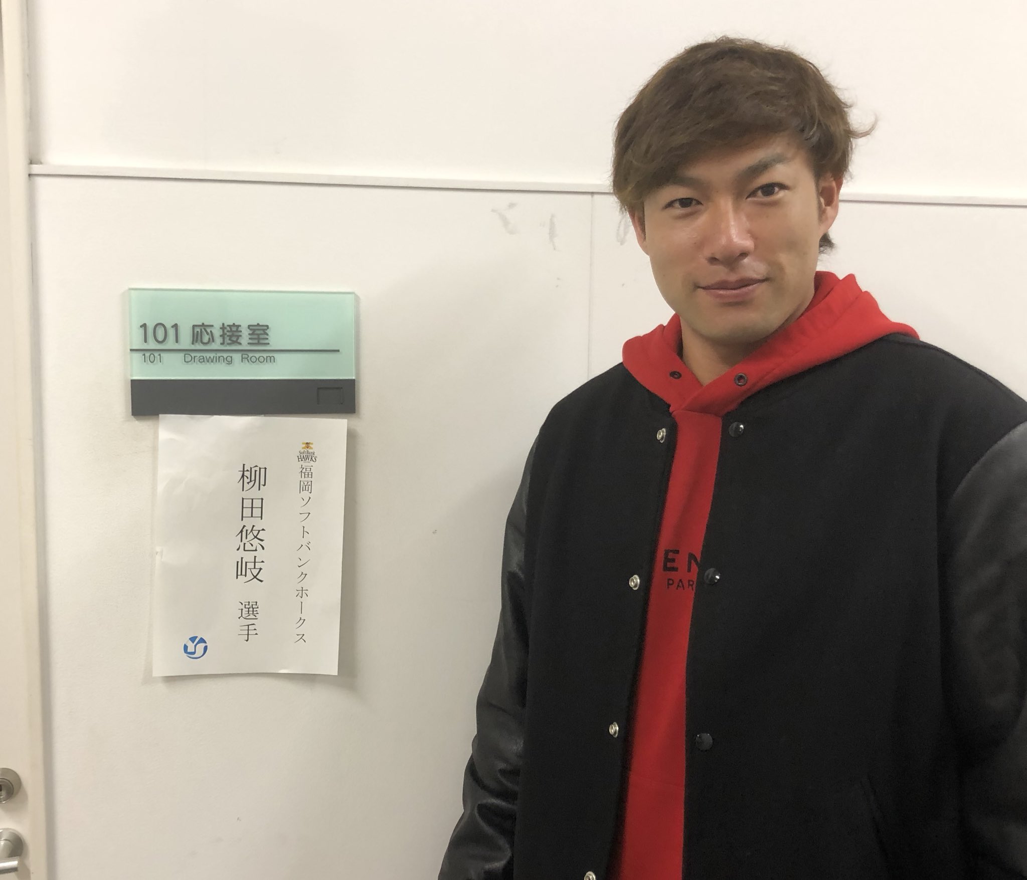 福岡ソフトバンクホークス 公式 Twitter પર この後16時55分からfbs夢空間スポーツに柳田選手が生出演です 今の心境はサイコーではないみたいですが 笑 Sbhawks T Co 2v7abeuzmq Twitter
