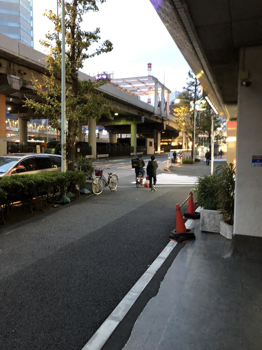 ポテトとナゲットを手渡して颯爽と去って行くUber eatsのお兄さん。これで配達料120円？申し訳ない感しかない