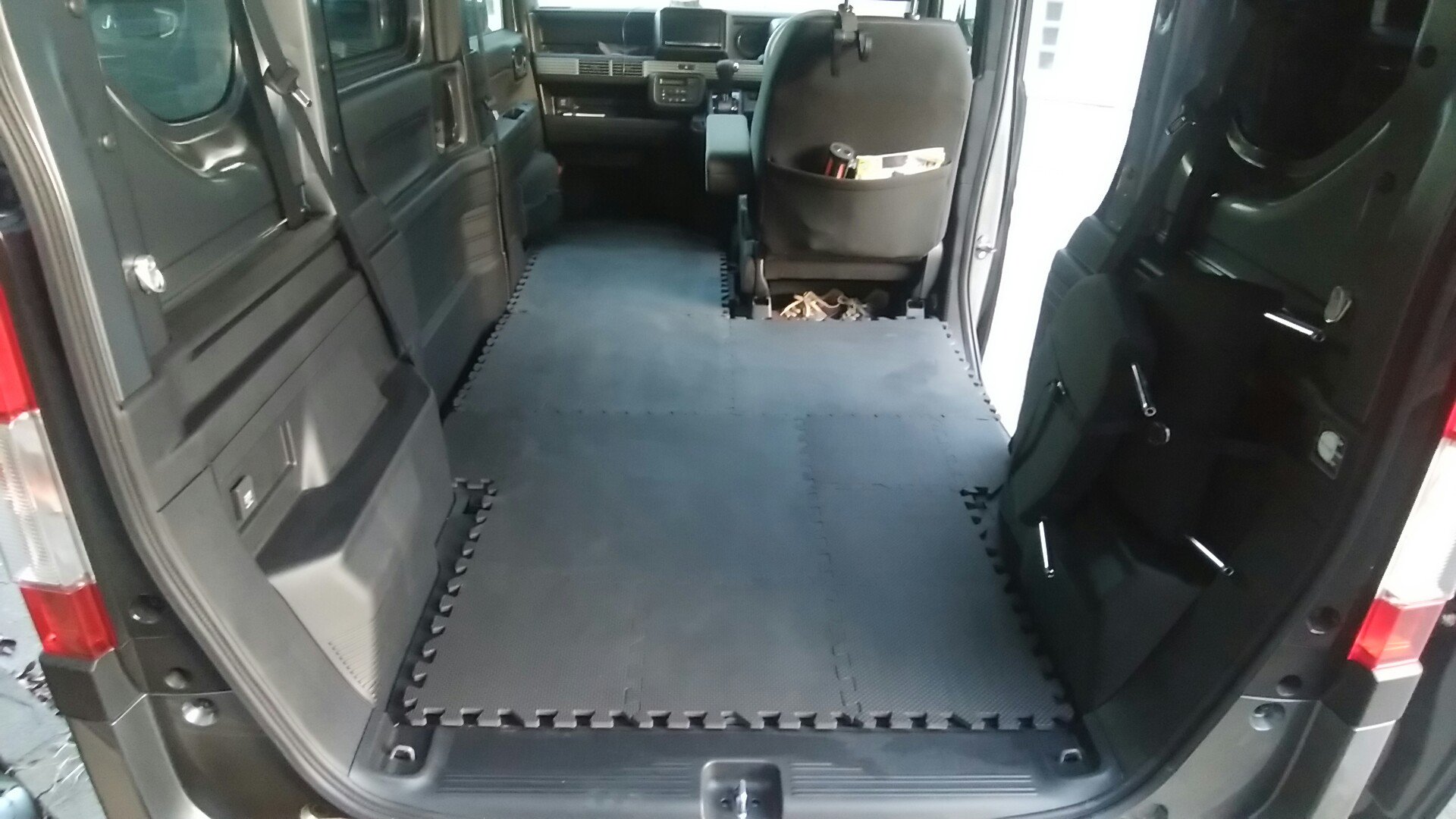 ズー 車中泊用にマット調達 カインズのインテリアパズルマット58 58を4枚と30 30を8枚使用 この上に寝袋で一泊してみました 仮眠ならokレベル おっさんにはちょっと辛いので コンパクトなエアマット捜さなきゃ Nvan T Co Vof13j09g1