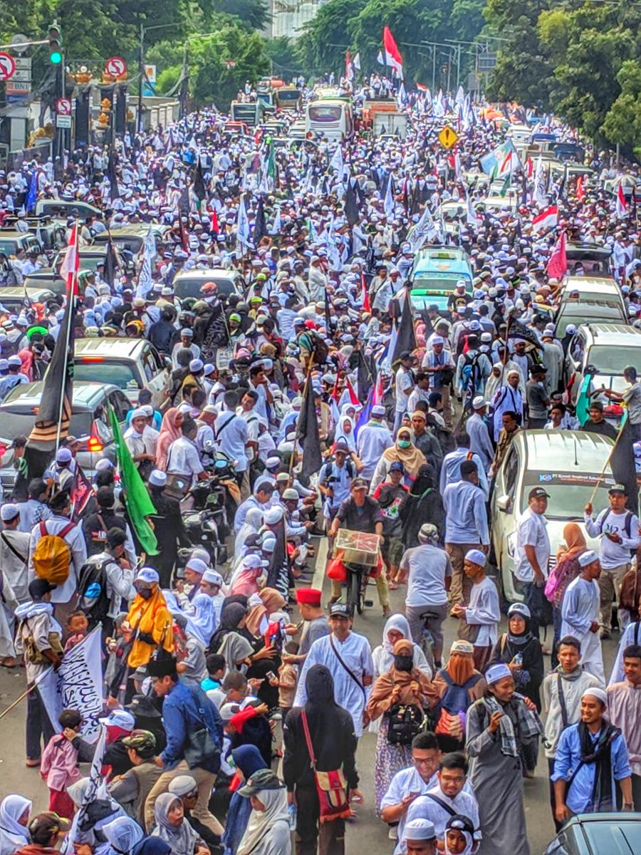 aniesbaswedan's tweet photo. Sebuah gelombang pembawa rezeki bagi yang kecil. Sejak semalam, kehadiran begitu banyaknya orang di kawasan Monas ini telah mengirimkan rezeki ke ruang-ruang keluarga amat sederhana, ekonomi mikro di ibu kota...

https://t.co/F2TFX7cuFf https://t.co/sjKKLdSNNY