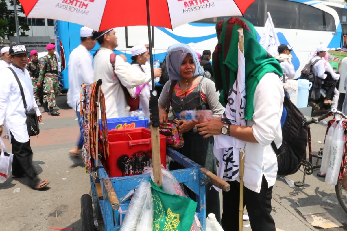 aniesbaswedan's tweet photo. Sebuah gelombang pembawa rezeki bagi yang kecil. Sejak semalam, kehadiran begitu banyaknya orang di kawasan Monas ini telah mengirimkan rezeki ke ruang-ruang keluarga amat sederhana, ekonomi mikro di ibu kota...

https://t.co/F2TFX7cuFf https://t.co/sjKKLdSNNY