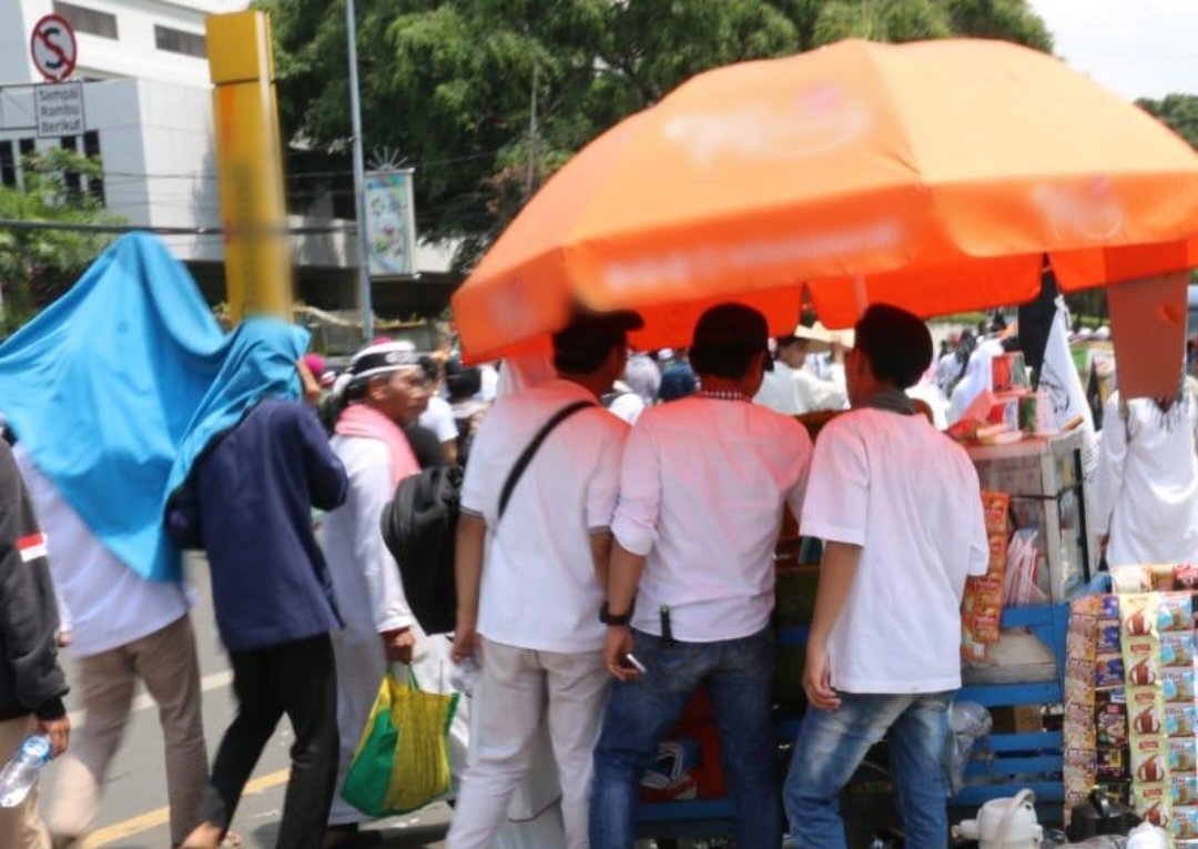 aniesbaswedan's tweet photo. Sebuah gelombang pembawa rezeki bagi yang kecil. Sejak semalam, kehadiran begitu banyaknya orang di kawasan Monas ini telah mengirimkan rezeki ke ruang-ruang keluarga amat sederhana, ekonomi mikro di ibu kota...

https://t.co/F2TFX7cuFf https://t.co/sjKKLdSNNY