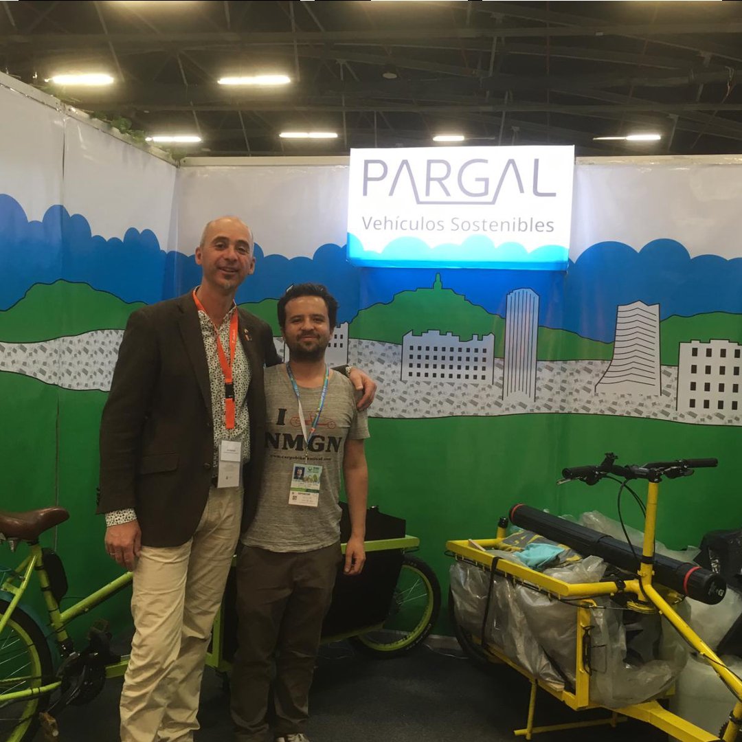 cargobikefest's tweet photo. ICBF Director @JosSluijsmans is in Colombia as part of the Dutch #NLinColombia trade mission. Here he is with a very good friend of the ICBF; Daniel Pardo of Colombian cargo bike manufacturer @pargalbicicarga.
Nice T-shirt, Daniel!
#cargobike #ICBF2019
🇨🇴🚲🇳🇱 https://t.co/cYK6OAeISQ