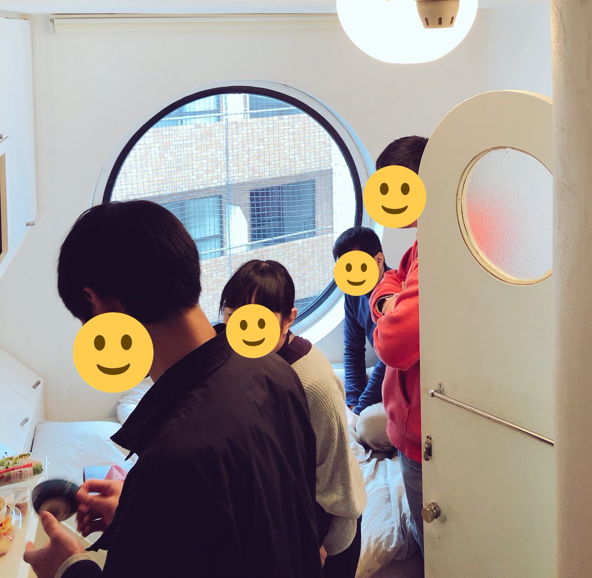 専有面積10平方メートルに満たない、中銀カプセルタワーの一室に集まって5人でお茶会してました。 &ndash; bei  中銀カプセルタワービル