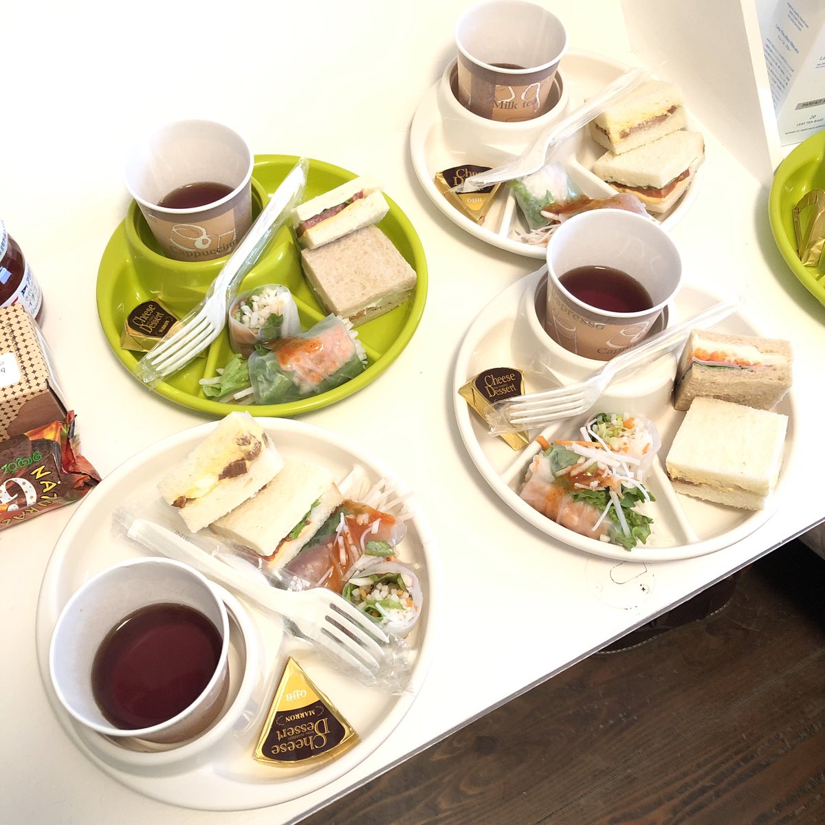 専有面積10平方メートルに満たない、中銀カプセルタワーの一室に集まって5人でお茶会してました。 &ndash; bei  中銀カプセルタワービル