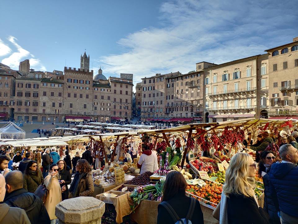 A wonderful #Sunday in #Siena!
The second day of the Mercato nel Campo! Until 8pm!!