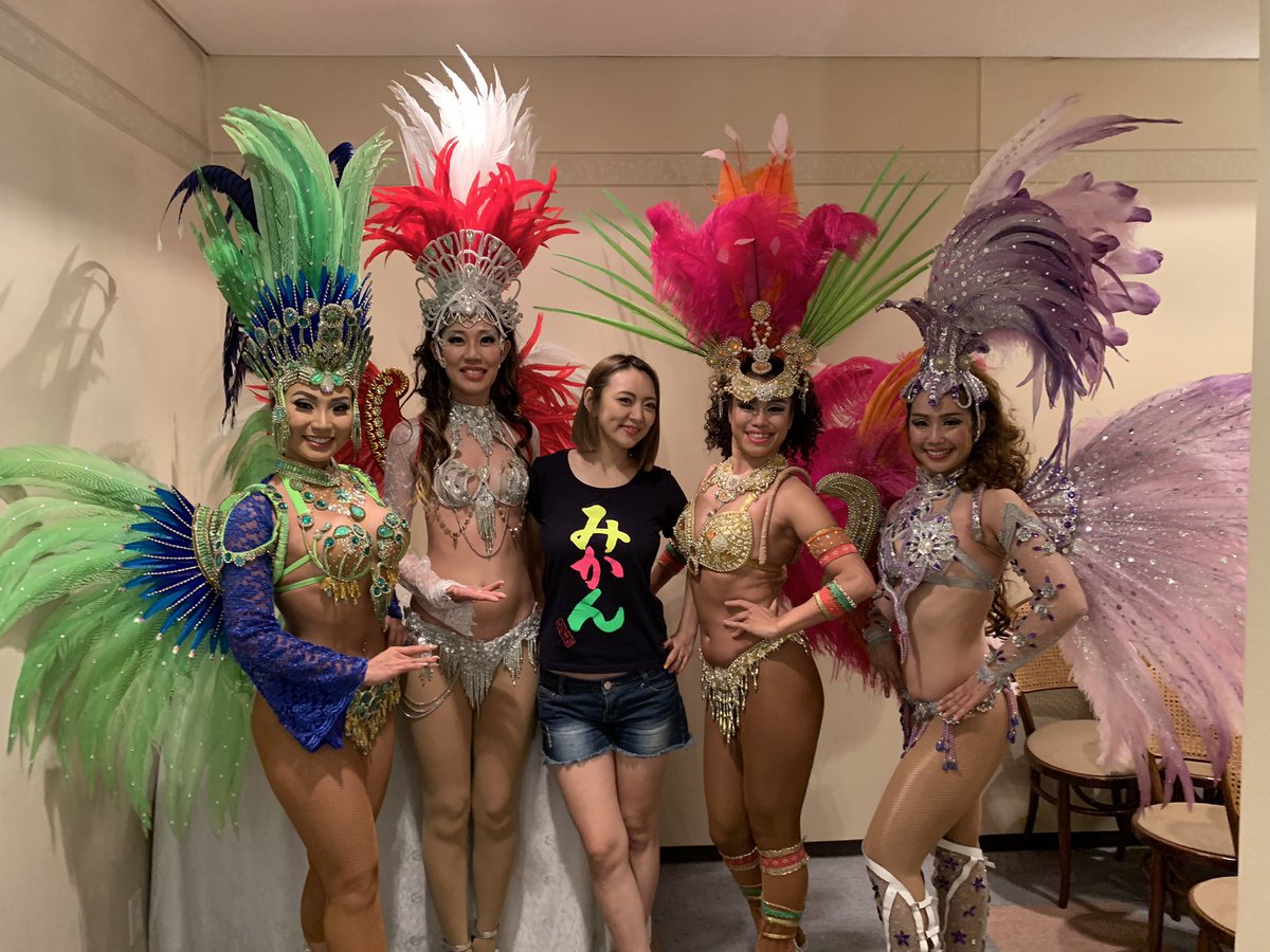 ものまね みかん 昨日のお仕事でサンバダンサーの方々とご一緒させて頂きました 衣装の持ち運び大変じゃないですか と聞いたら機内持ち込み用のトランクサイズに収まるみたいでビックリした 私も買おうかな ってどこで使うねん 笑 サンバして痩せ