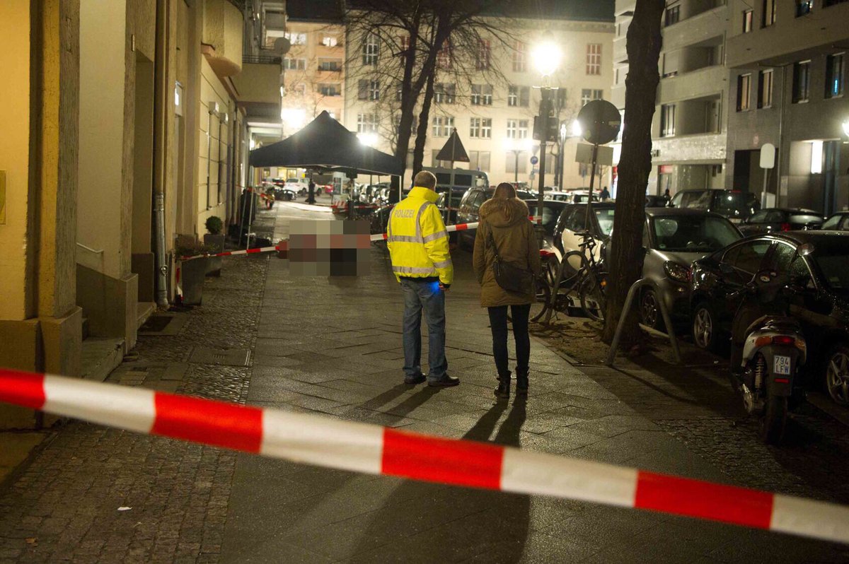 #Charlottenburg: Mann auf Gehweg mit Kopfschuss getötet #Mordkommission ermittelt. bit.ly/2E9DpNT <a href="/bzberlin/">BZ Berlin B.Z.</a> <a href="/BILD_Berlin/">BILD Berlin</a> <a href="/J_Schilde/">Jan Schilde</a> <a href="/BZcat030/">Katharina Metag ✏️</a> @TomSchreiberMdA <a href="/GdPHauptstadt/">GdP Berlin</a> <a href="/Djeron7/">Benjamin Jendro</a> <a href="/GdP_Dir4/">GdP Direktion 4</a> <a href="/OlafWedekind/">Olaf Wedekind</a> @4_strauchi <a href="/DPolGBerlin/">DPolG Berlin</a> <a href="/nfskiberlin/">Notfallseelsorge Bln</a> <a href="/thorstenschatz/">Thorsten Schatz</a> <a href="/kaiwegner/">Kai Wegner</a>