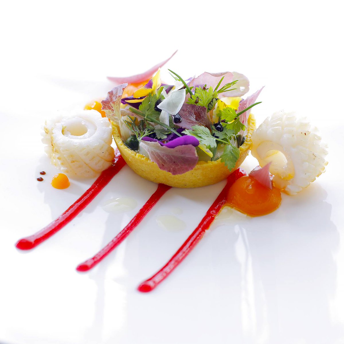 "L'encornet et le Poireau Primeur, Tartelette végétale, condiment hibiscus" ... et Bon Dimanche 😉😎🍁🍁 #Encornet #Poireau #LuluDuVieuxPort #Marseille #MichelinStar