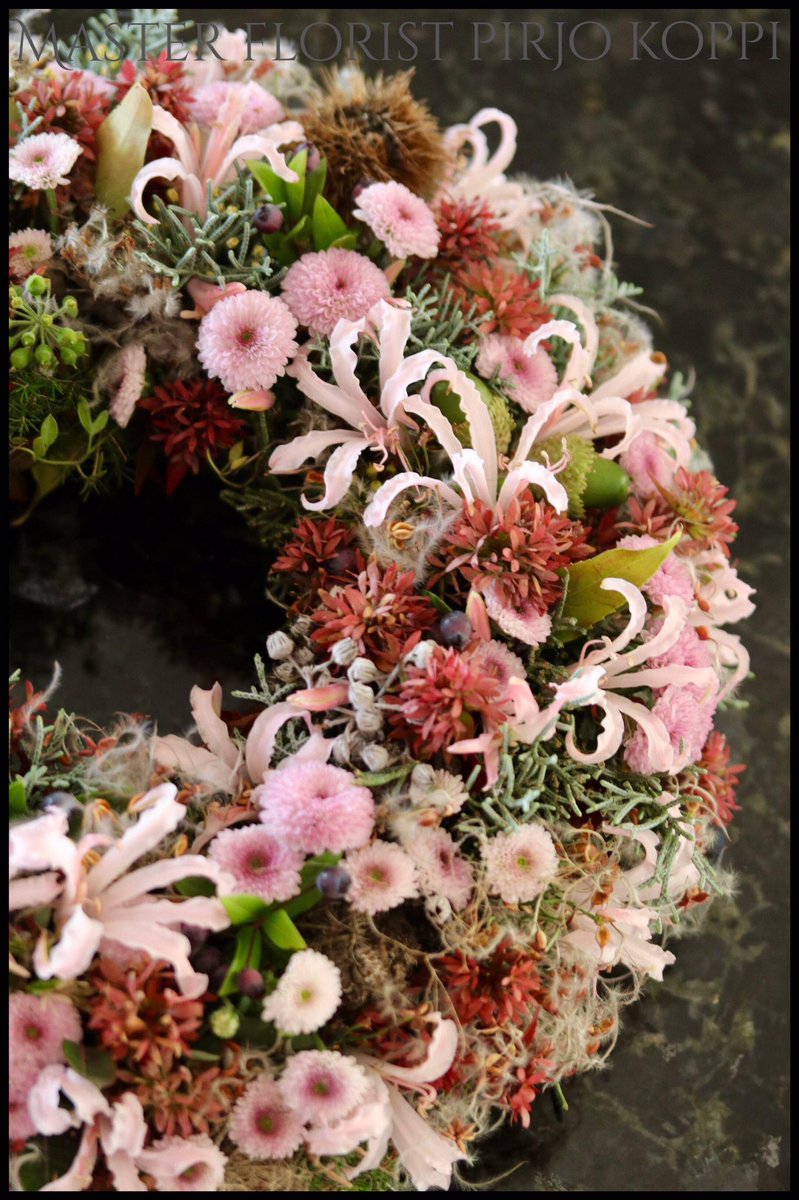 PKoppi's tweet photo. Wishing you a happy first Sunday of advent! 🕯✨
.
.
#pinkchristmas #pirjokoppi #pirjokoppidesign #floristryfromfinland #advent #adventti #ensimmäinenadventti #wreath #seppele #kranssi #nerine #chrysanthemum #castanum #hedera #quercus #cupressusarizonica #arizonansypressi https://t.co/s0cU6aSvjf