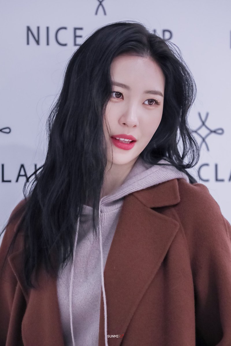 좌로보나 우로보나 👀😏
물구나무 서서 봐도 예쁜 우런니 💕
#181201 #NICECLAUP포토콜 
#선미 #sunmi #SUNMI