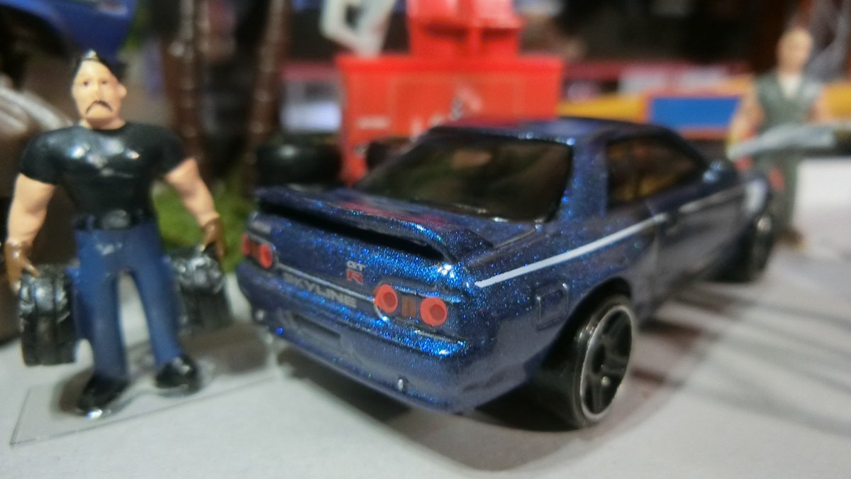 DragonerWheelin's tweet photo. HW NISSAN SKYLINE GT-R BNR32

昨日発売の新金型。
ボディキットフル装備の前VerよりもノーマルなデザインになりR32の美しさをより再現しています👍
昨日のR33と同じく塗装が寂しかったので各部チョイ塗りな今夜の主役機です。

#トミカ #ホットウィール #HotWheels #diecast https://t.co/pjzG4kO3Ng