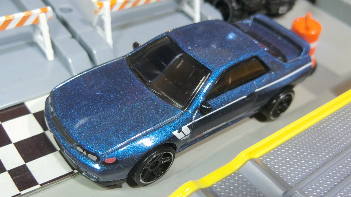 HW NISSAN SKYLINE GT-R BNR32

昨日発売の新金型。
ボディキットフル装備の前VerよりもノーマルなデザインになりR32の美しさをより再現しています👍
昨日のR33と同じく塗装が寂しかったので各部チョイ塗りな今夜の主役機です。

#トミカ #ホットウィール #HotWheels #diecast