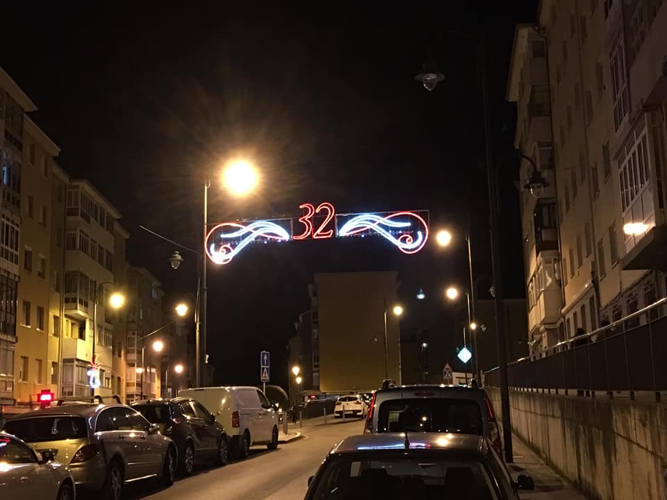 El dorsal 32 bajo el cielo del Barrio de La Luz en Avilés. Gran detalle de su Asociación de Vecinos con Manolo Miranda al frente. Muchas gracias!!