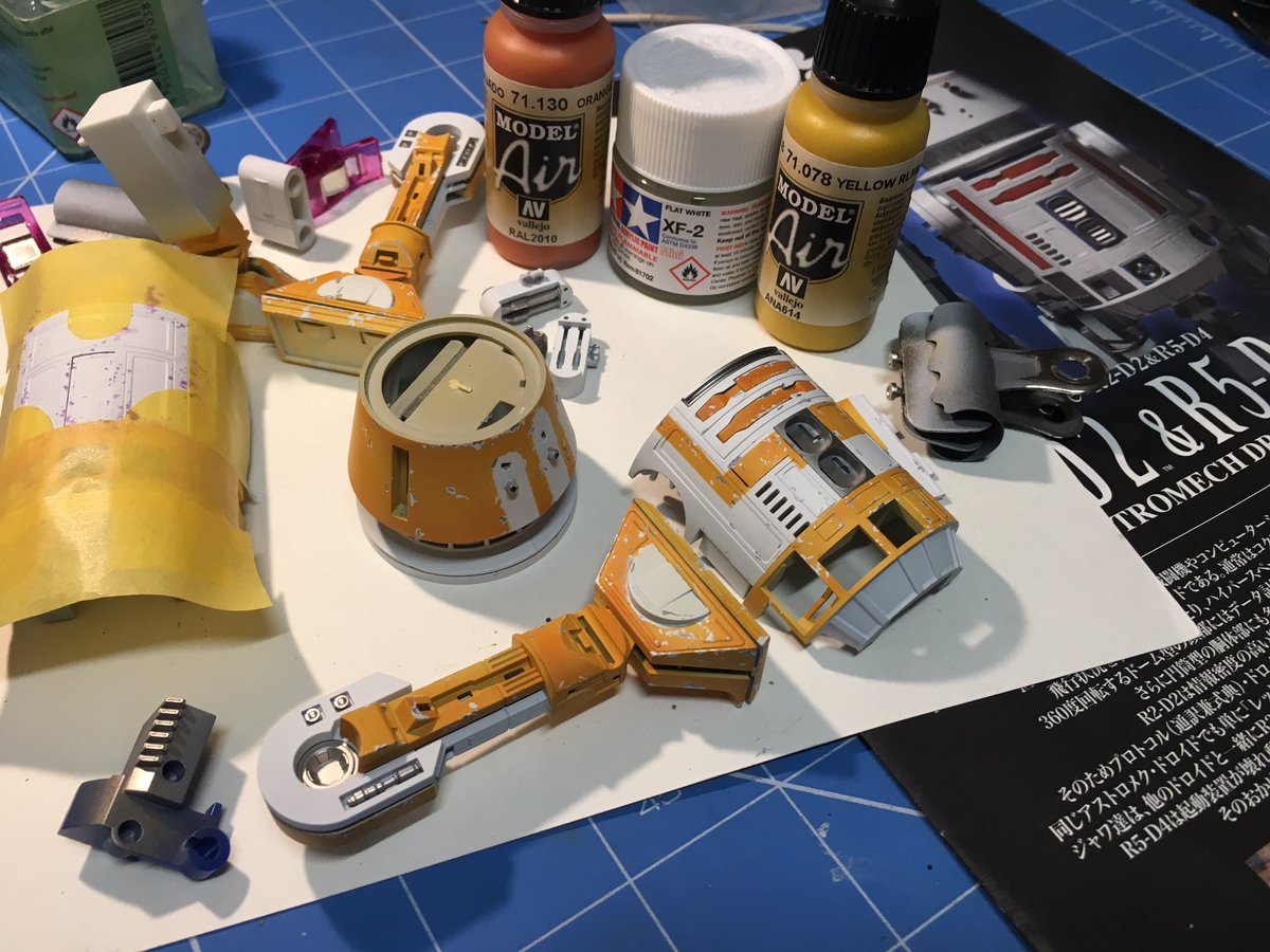 ModelbuildStar's tweet photo. #StarWars #droids #ScaleModelling #BANDAI  having a go at this little fellow , seen him done before and couldn’t resist , love these kits . Chipping done , ready for assembly and weathering 👍 @helgan35 @ModelChili @OSHIROmodels @MiniModelPaint @BScaleM @modelmakingguru https://t.co/2mMChGqskC